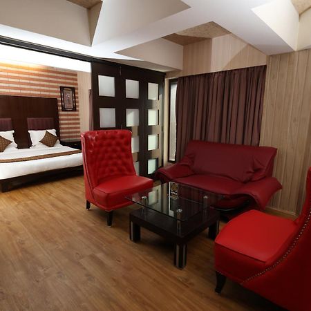 Quaint Suites Hotel & Banquet Bombay Esterno foto