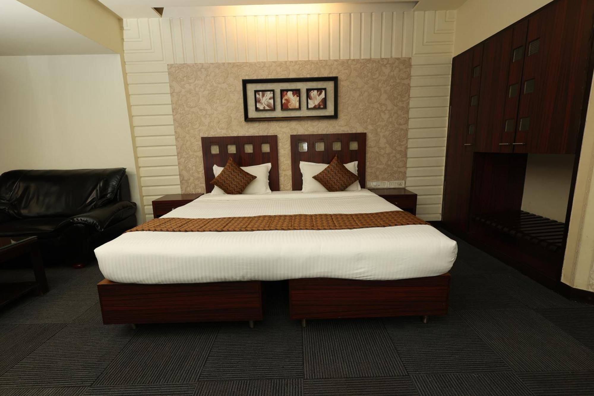 Quaint Suites Hotel & Banquet Bombay Esterno foto