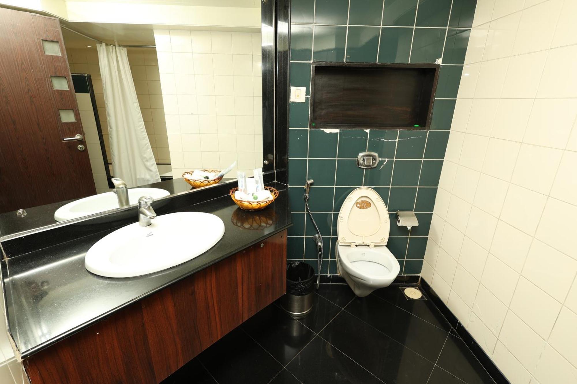 Quaint Suites Hotel & Banquet Bombay Esterno foto