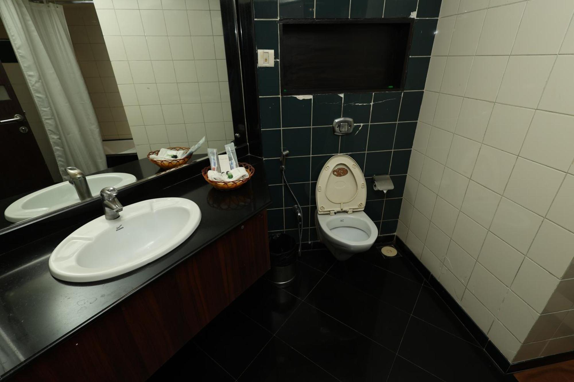Quaint Suites Hotel & Banquet Bombay Esterno foto
