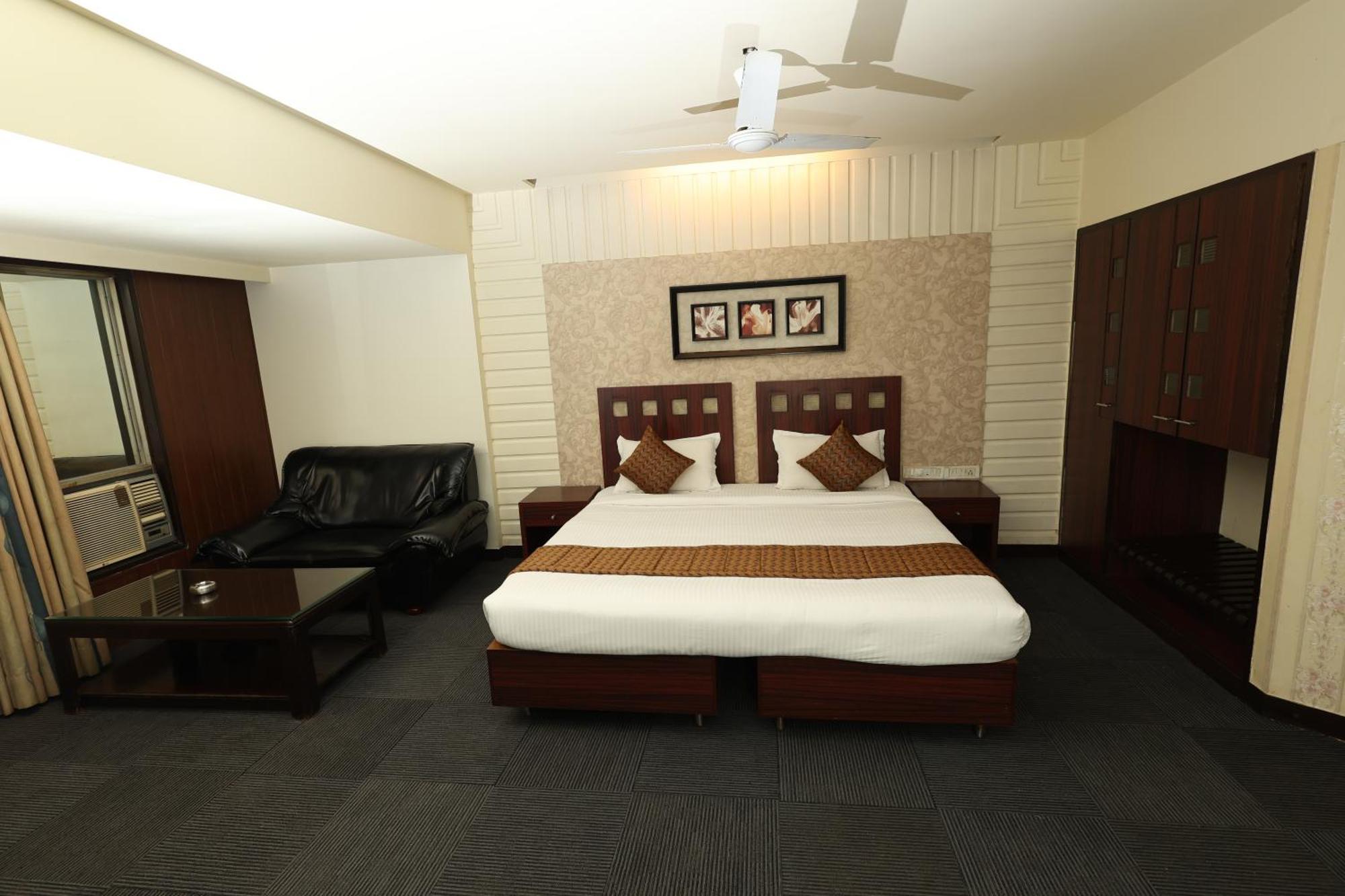 Quaint Suites Hotel & Banquet Bombay Esterno foto