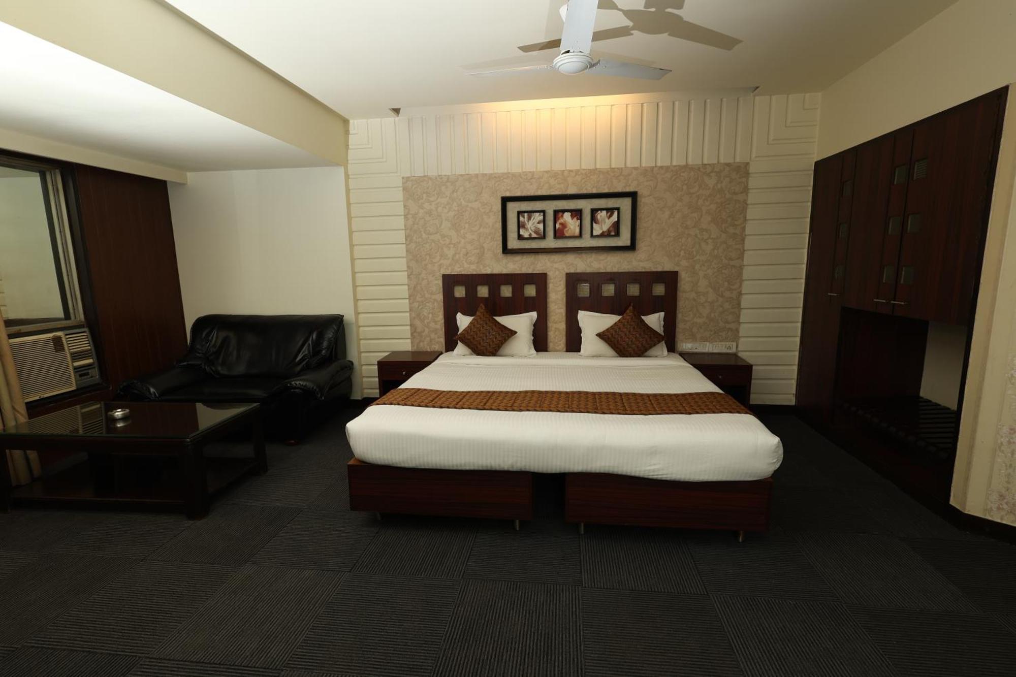 Quaint Suites Hotel & Banquet Bombay Esterno foto