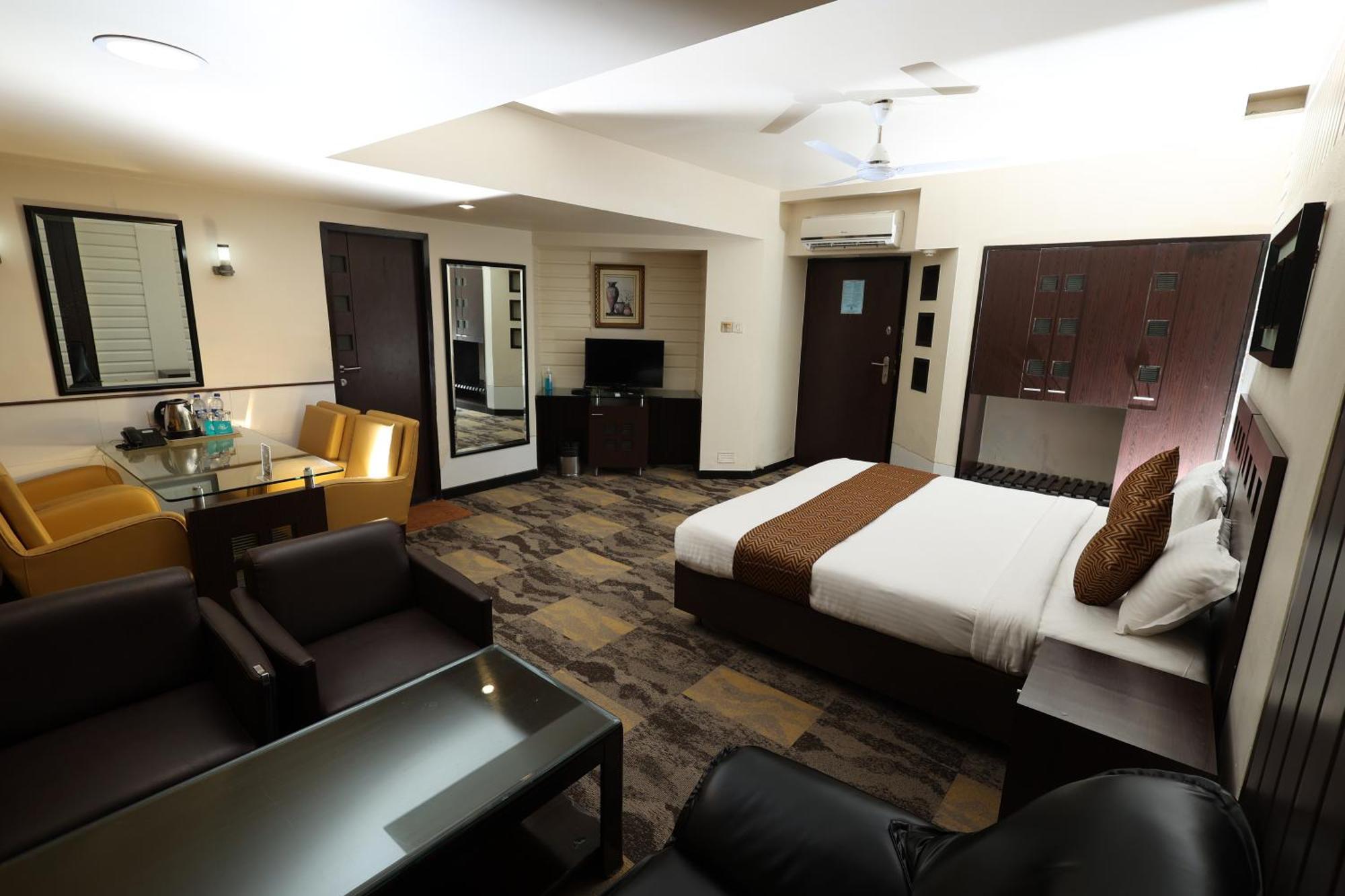 Quaint Suites Hotel & Banquet Bombay Esterno foto
