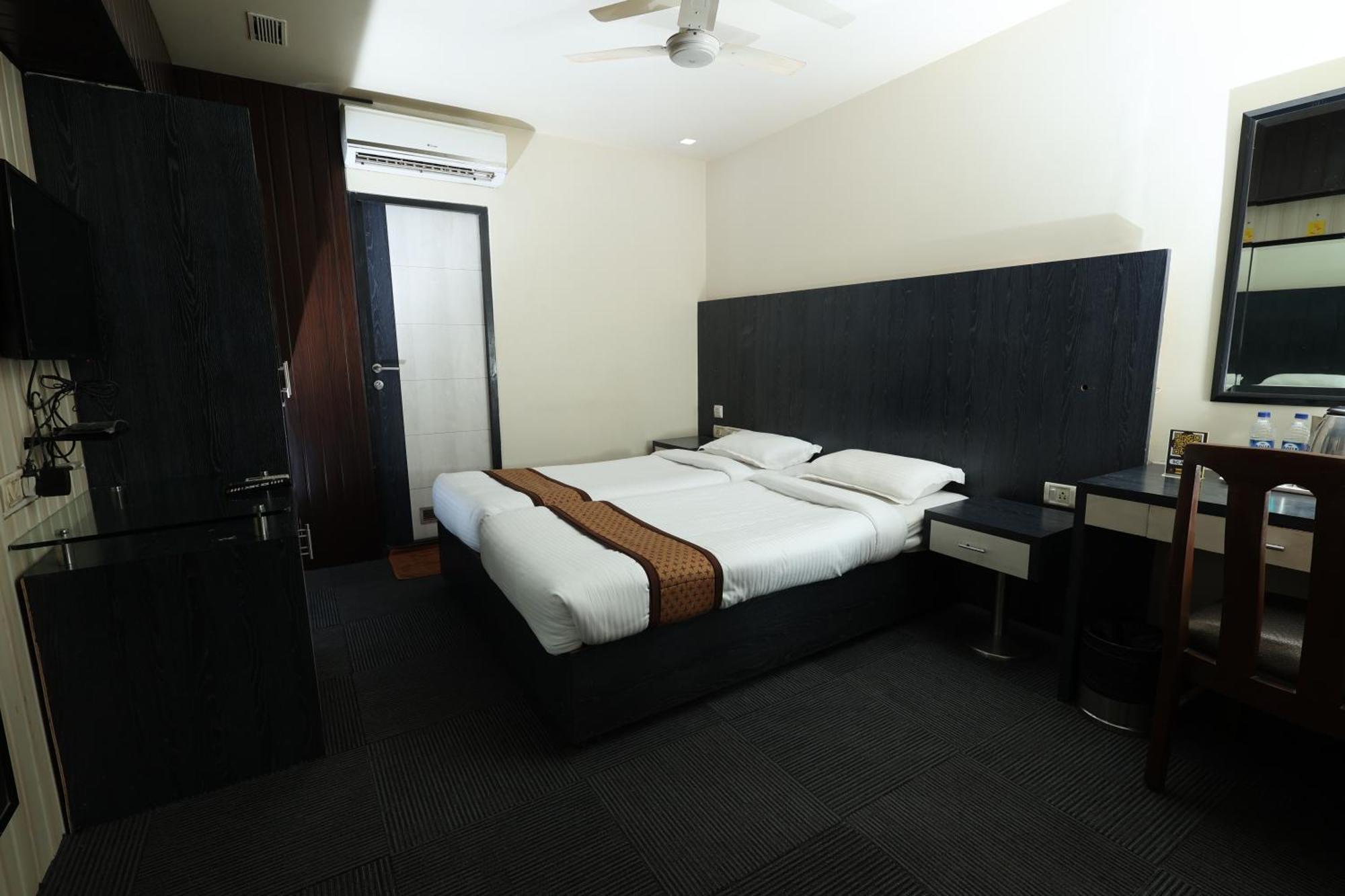 Quaint Suites Hotel & Banquet Bombay Esterno foto