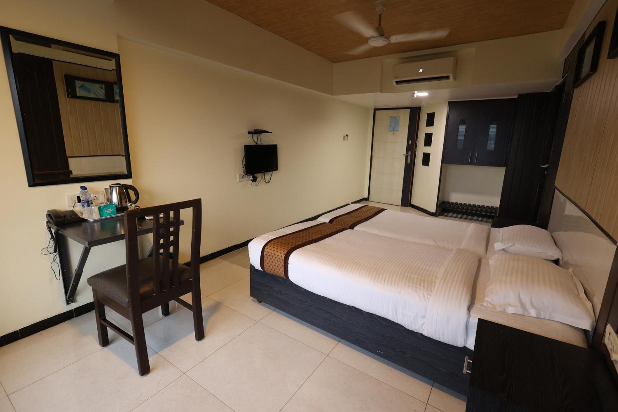 Quaint Suites Hotel & Banquet Bombay Esterno foto